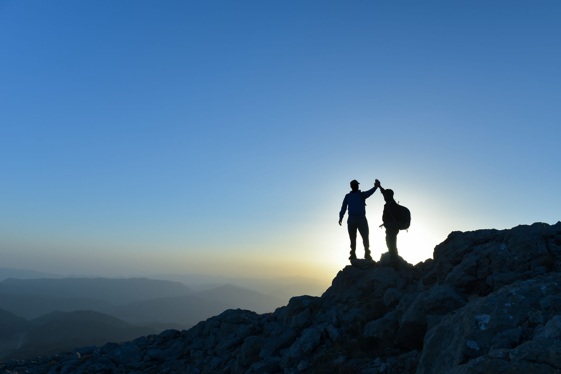 Deux personnes sur une montagne