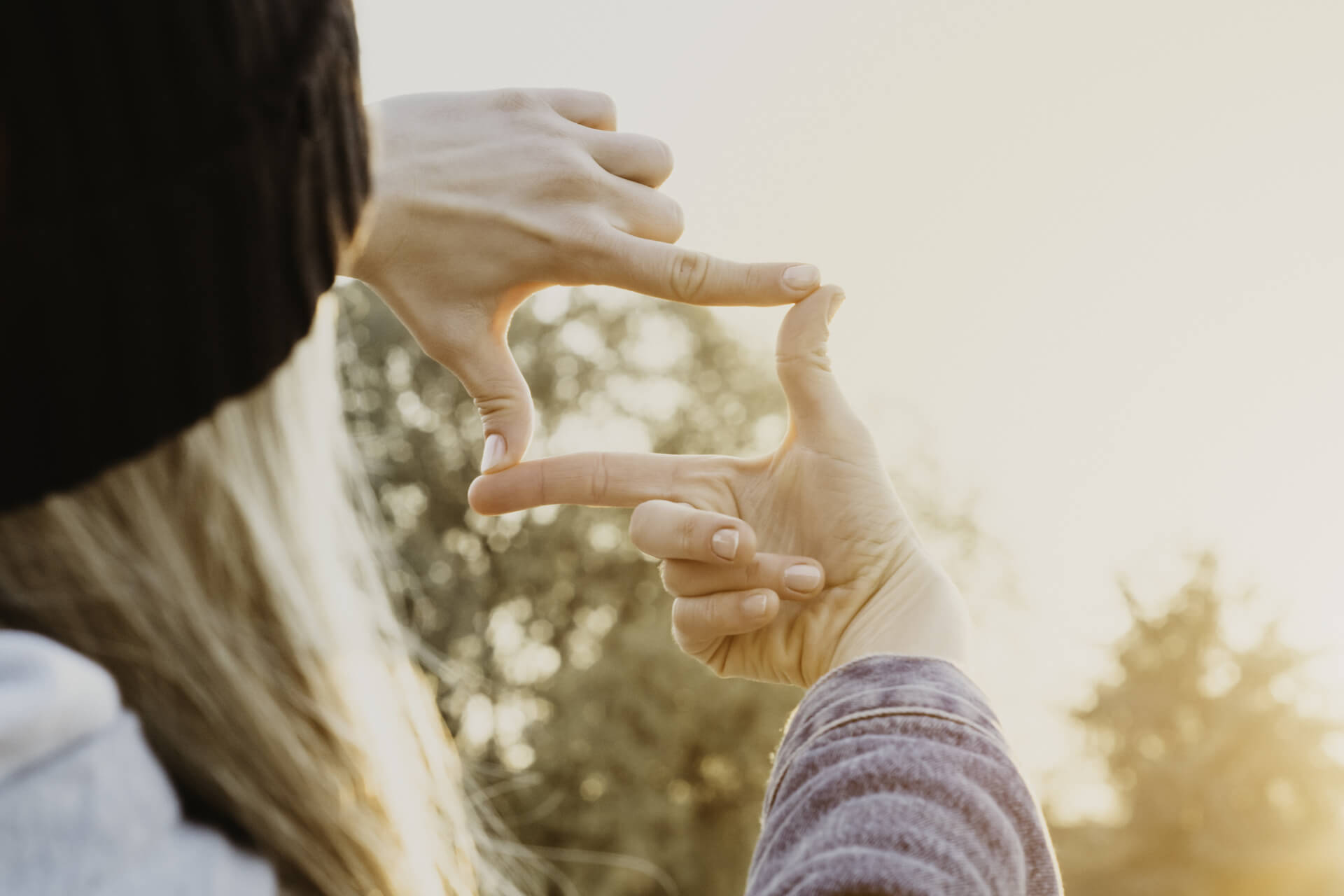 Une femme qui fait un signe pour recadrer